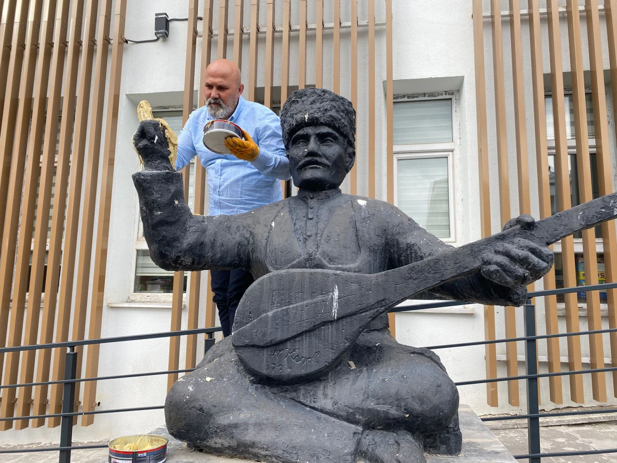 Aşık Şenlik Heykeline Bakım: Kırılan Parmağı Onarıldı