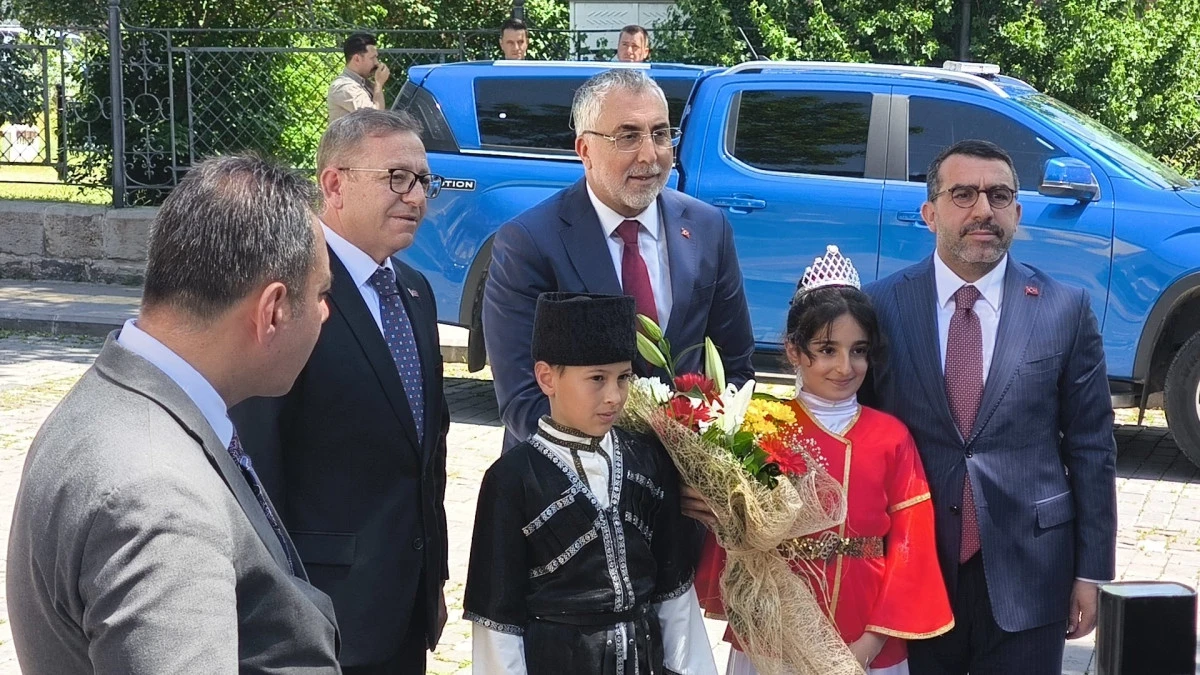 &Ccedil;alışma Bakanı Prof. Dr. Vedat Işıkhan Kars'ta: İlk Durak Valilik Oldu