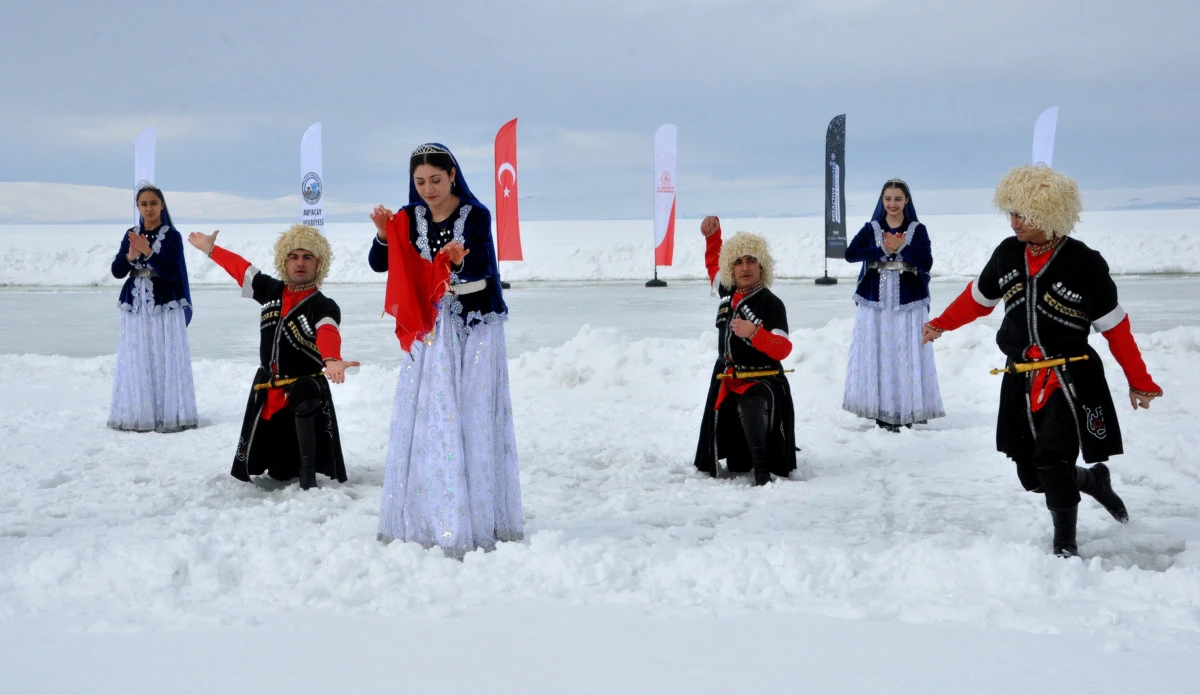 &Ccedil;ıldır G&ouml;l&uuml;'nde Buz Şenliği d&uuml;zenlendi