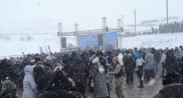 &Ccedil;ıldır G&ouml;l&uuml;&rsquo;nde kar altında konser
