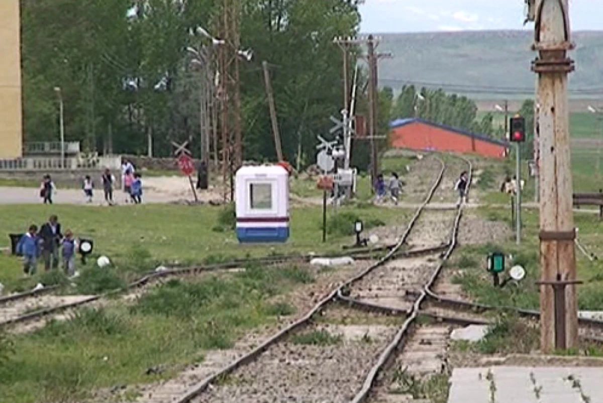 Ermenistan&rsquo;dan T&uuml;rkiye mesajı: "Kars-G&uuml;mr&uuml; hattı hayati yatırım"