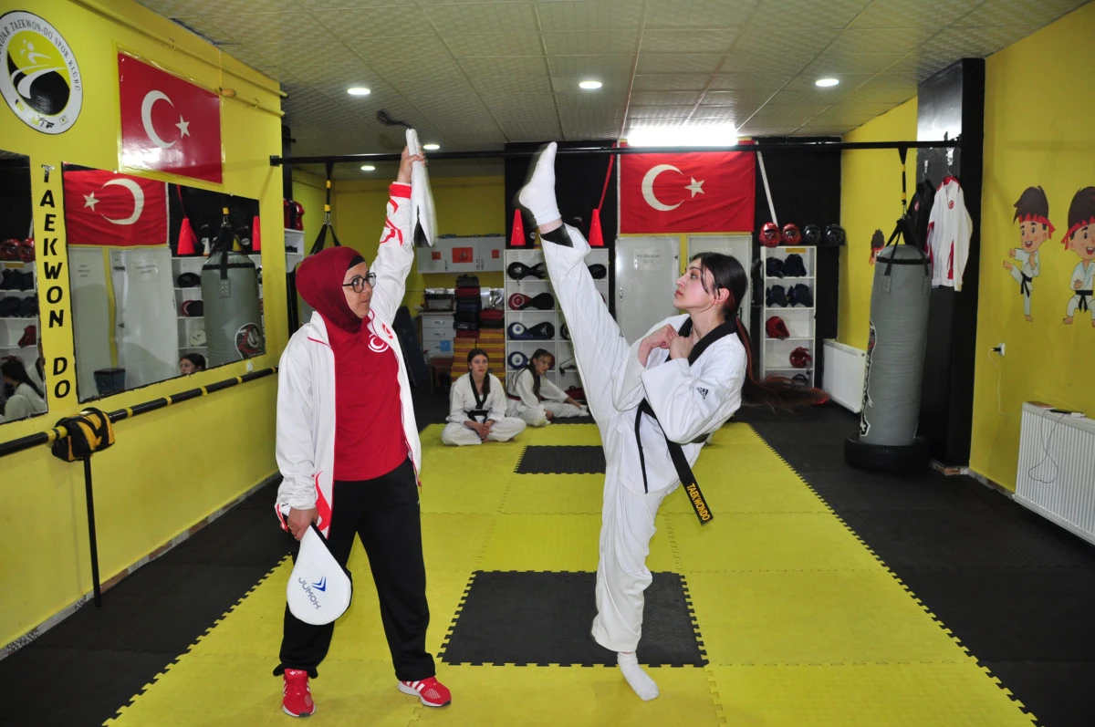 Genç kızlar şiddete karşı taekwondo öğreniyor
