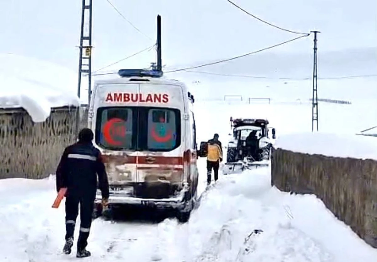 Hacıveli&rsquo;de ambulansa trakt&ouml;r destekli yol a&ccedil;ma