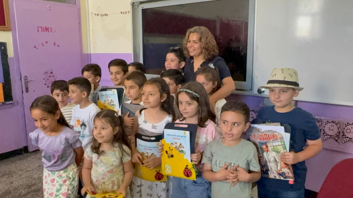 İlk Karnenin Heyecanı: Minik &Ouml;ğrenciler &Ouml;ğretmenlerine Sarılarak Yaz Tatiline Uğurlandı