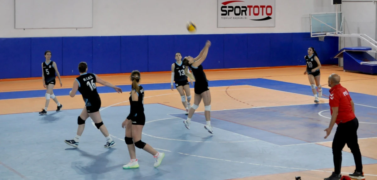 Kafkas Üniversitesinde Voleybol ÜNİLİG eleme grubu maçlarında heyecan dorukta