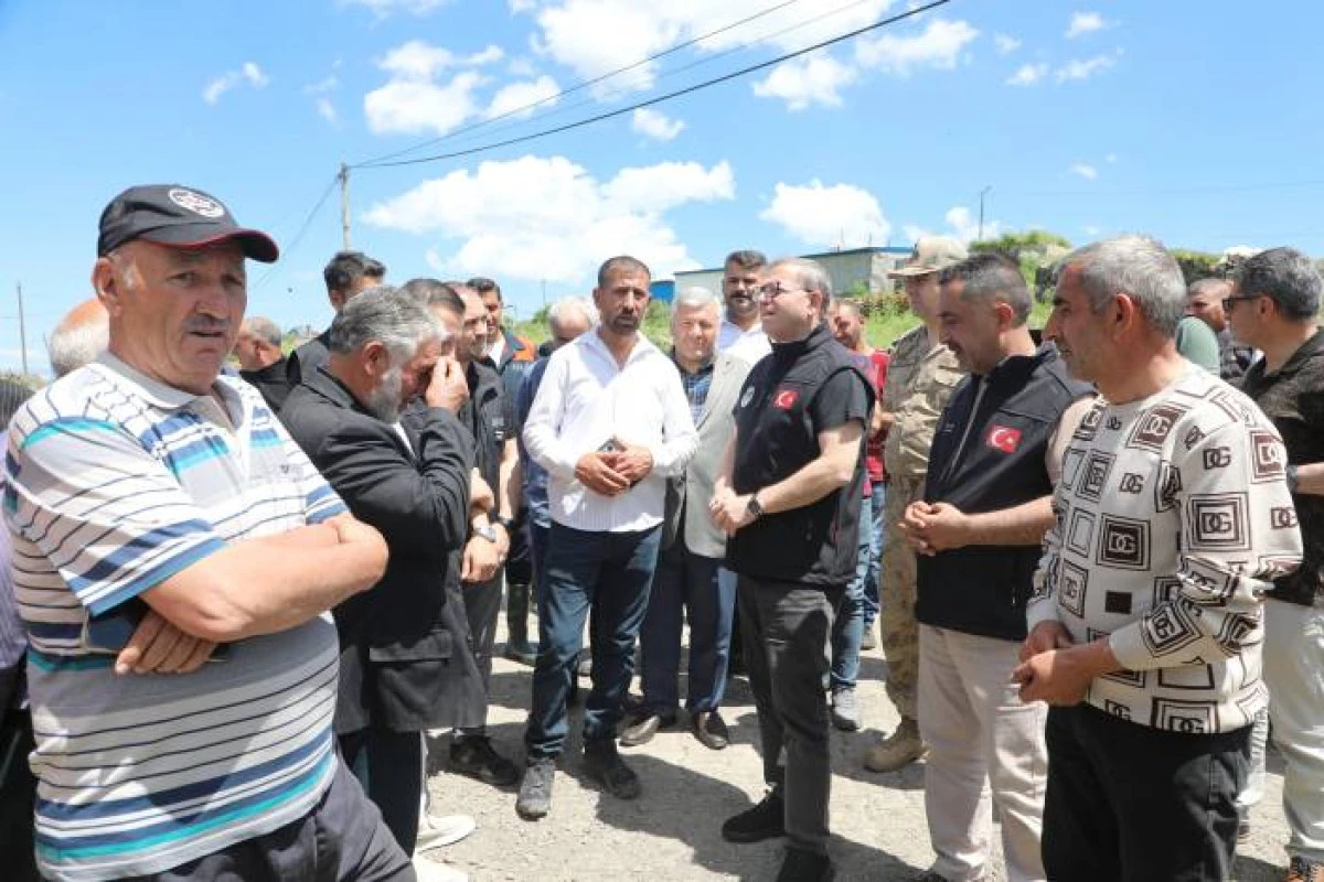 Kars Valisi Ziya Polat Mezra K&ouml;y&uuml;&rsquo;nde sel sonrası incelemelerde bulundu