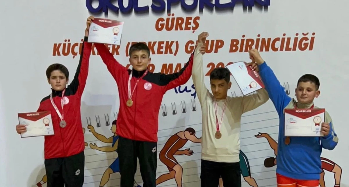 Karslı gen&ccedil; g&uuml;reş&ccedil;iler Muş&rsquo;ta g&ouml;ğs&uuml;m&uuml;z&uuml; kabarttı: İki b&ouml;lge şampiyonluğu