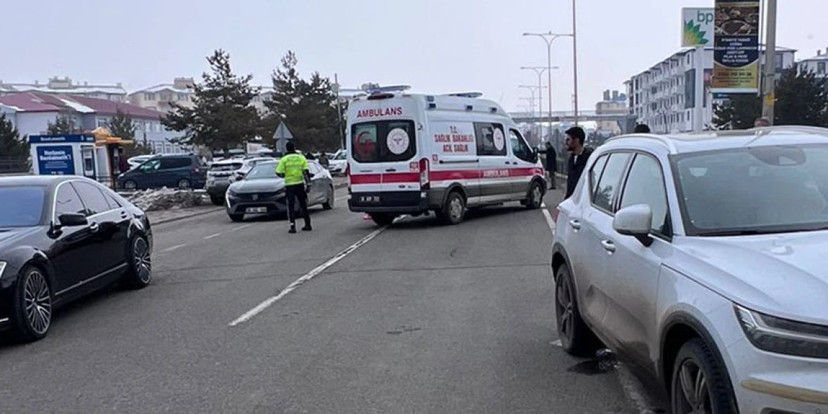 Kars&rsquo;ta 12 yaşındaki &ccedil;ocuğa otomobil &ccedil;arptı