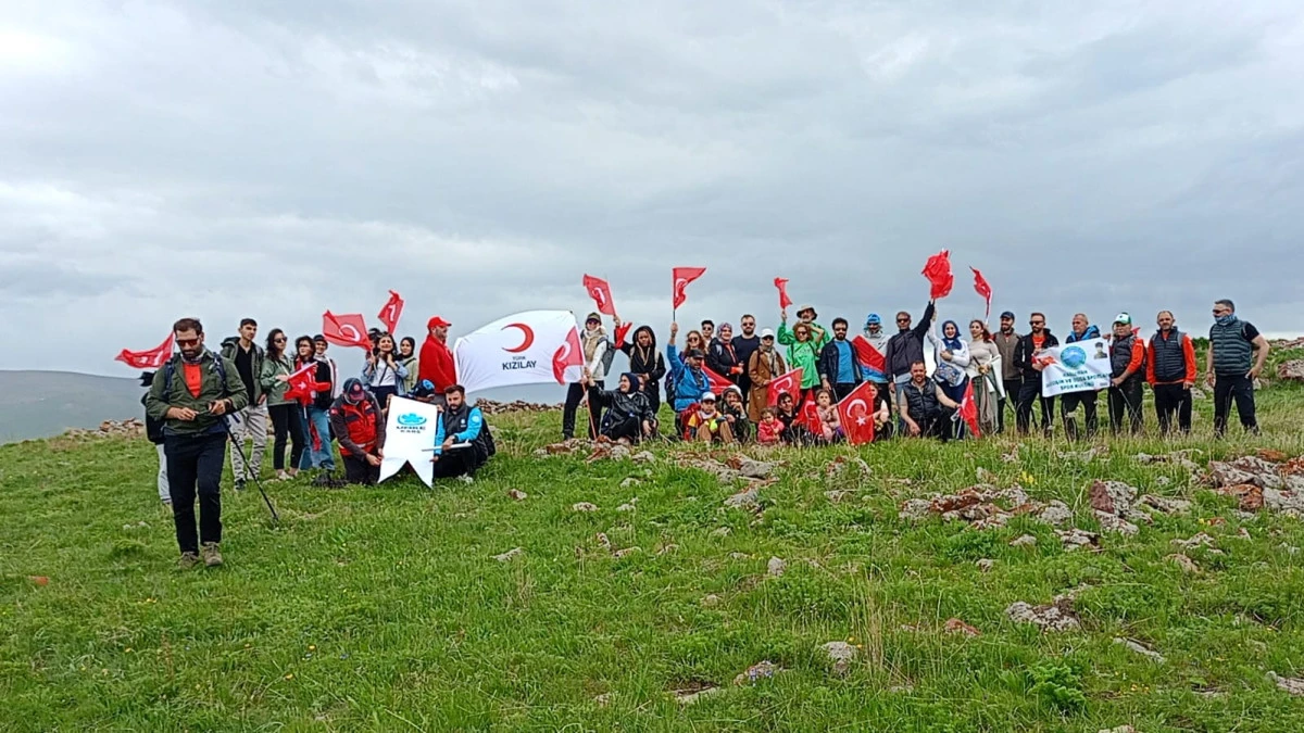 Kars’ta, ‘19 Mayıs’ temalı bayraklı tırmanış yapıldı