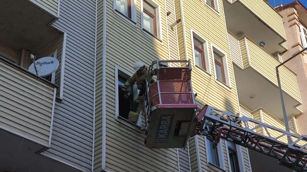 Kars'ta 6 katlı apartman girişinde yangın çıktı!