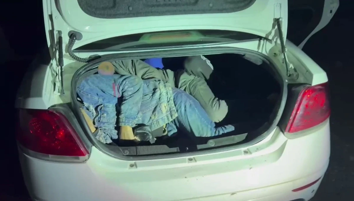 Kars&rsquo;ta ara&ccedil; bagajlarında 28 d&uuml;zensiz g&ouml;&ccedil;men yakalandı