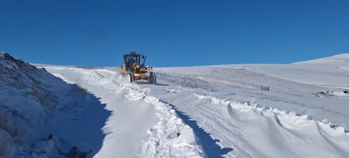Kars'ta Bahar ayında kar ve tipiden 33 k&ouml;y yolu kapandı