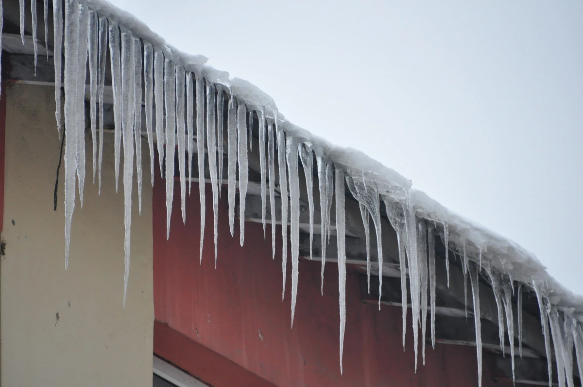Kars'ta binaları buz sarkıtları kapladı