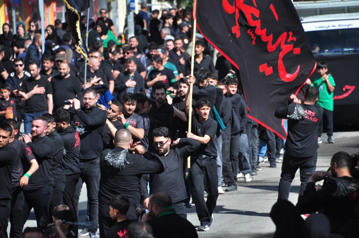 Kars'ta Binlerce Kişi Kerbela Şehitlerini Andı