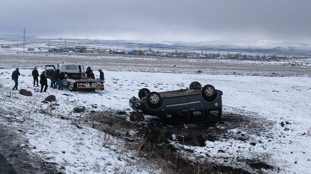 Kars'ta buzlanan yolda ara&ccedil; takla attı