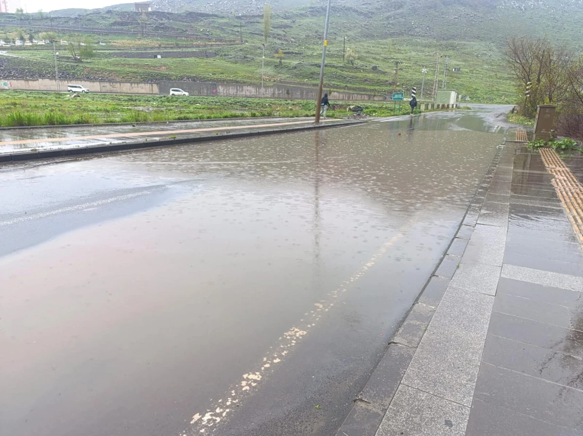 Kars’ta caddeler göle döndü