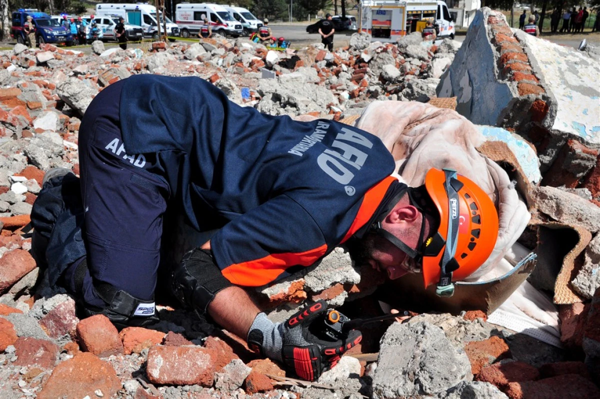Kars'ta deprem tatbikatı gerçeğini aratmadı