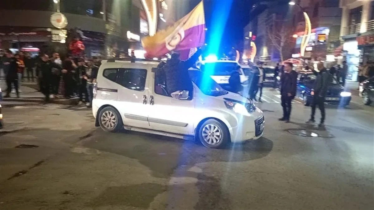 Kars&rsquo;ta gece Şampiyonluk kutlaması