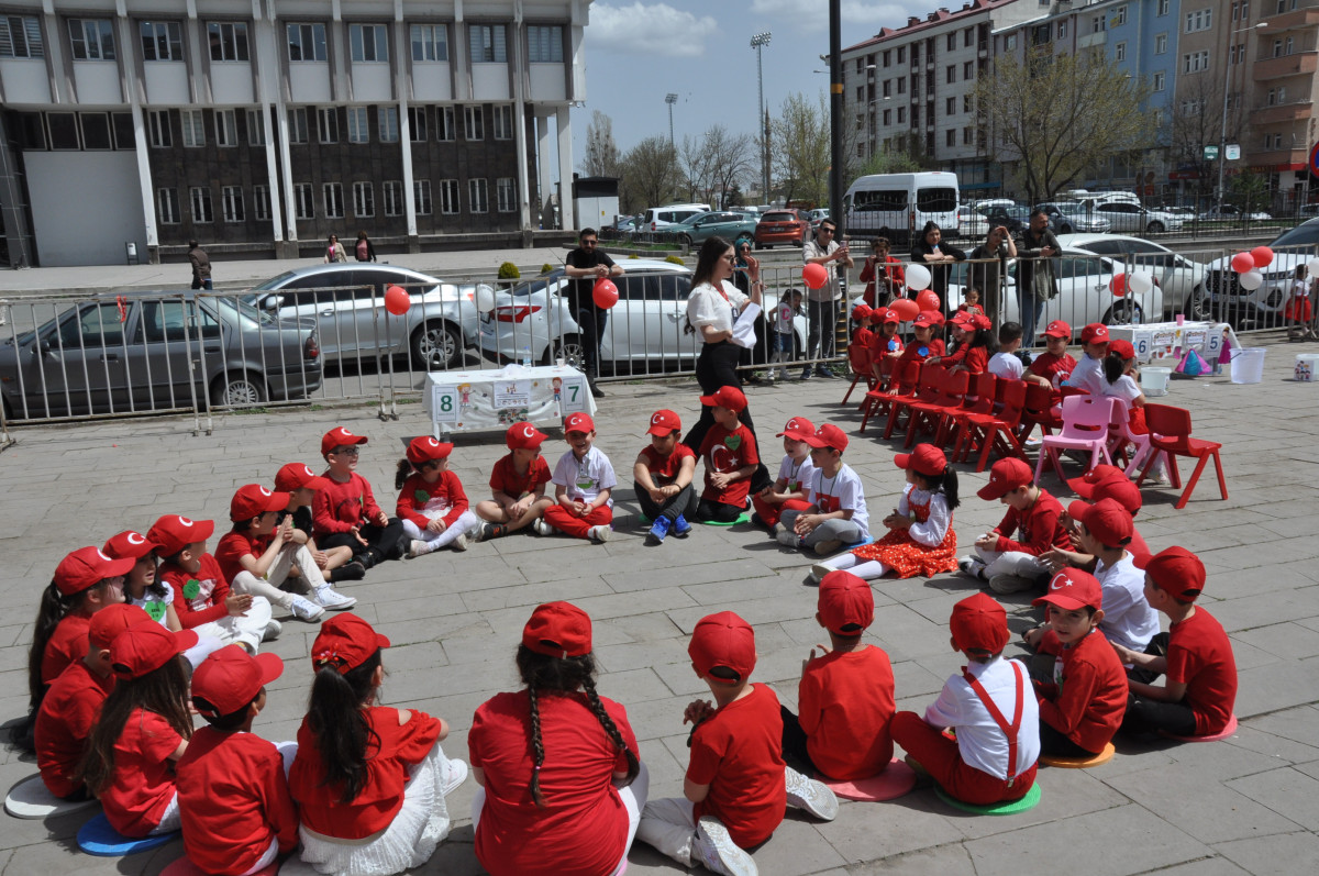 Kars'ta geleneksel Çocuk Oyunları Şenliği göz doldurdu