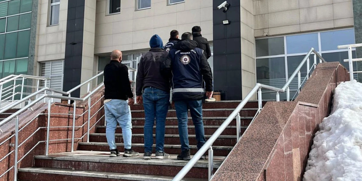 Kars'ta g&ouml;&ccedil;men ka&ccedil;ak&ccedil;ılığı operasyonu: Ara&ccedil;tan 23 Afgan &ccedil;ıktı, 3 tutuklama