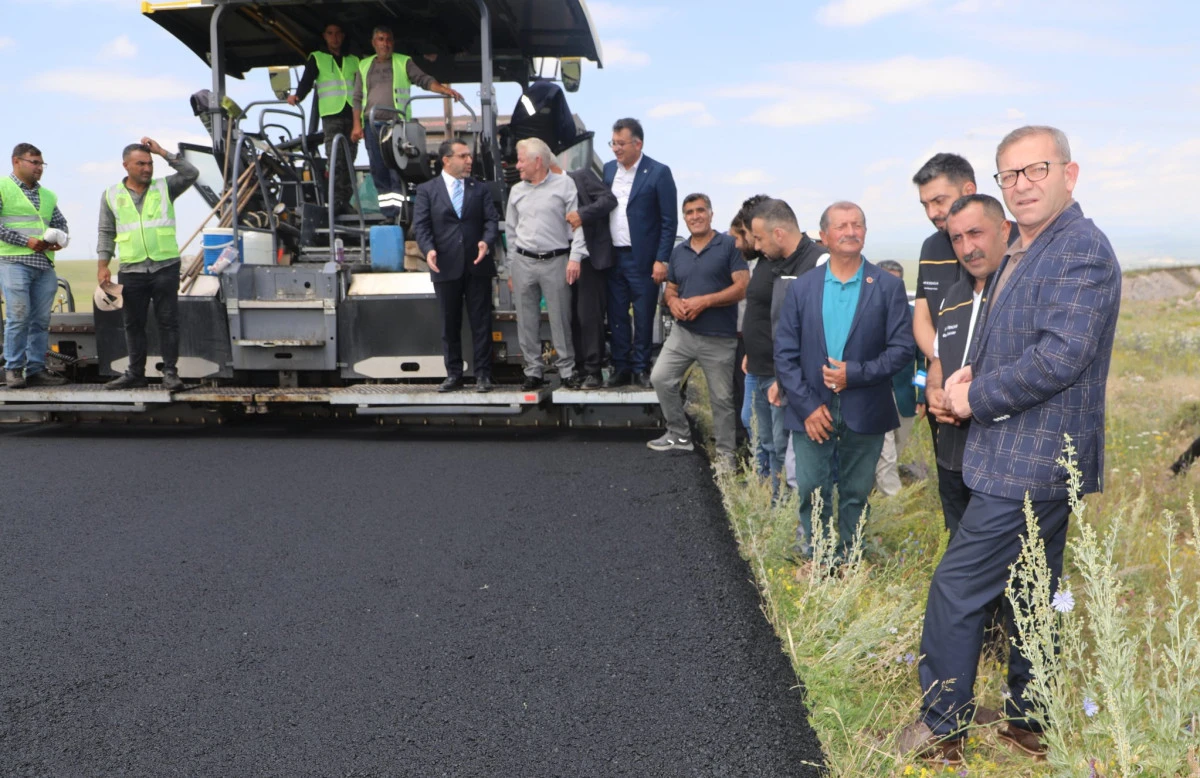 Kars'ta grup k&ouml;y yolu yapım &ccedil;alışmaları s&uuml;r&uuml;yor