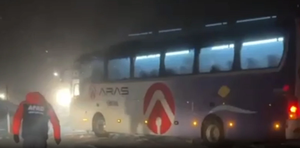 Kars&acute;ta kar nedeniyle 30 yolcusuyla mahsur kalan otob&uuml;s kurtarıldı, Vali Polat A&ccedil;ıklamalarda bulundu