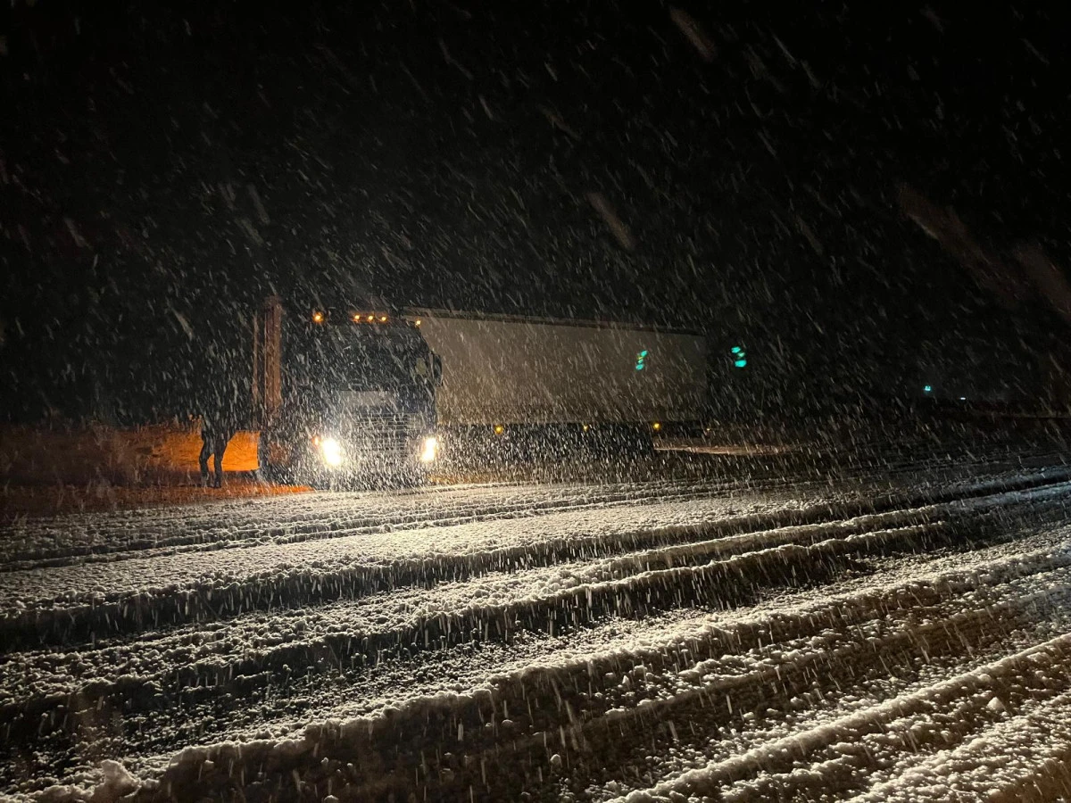 Kars'ta kar yağışı hayatı durma noktasına getirdi