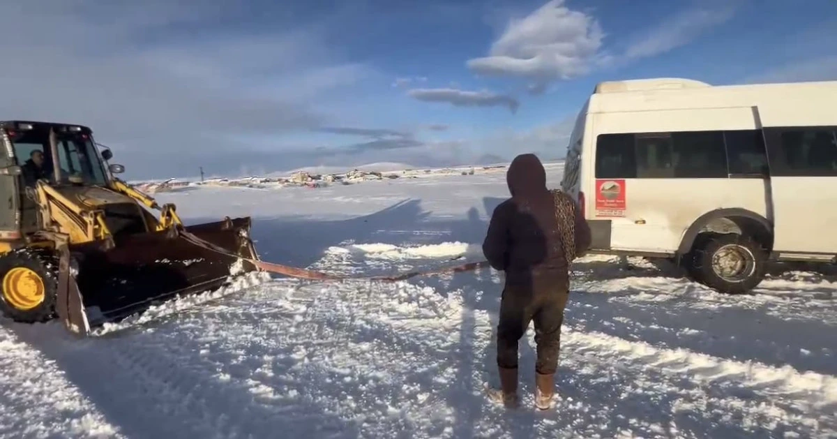 Kars&rsquo;ta kara saplanan &ouml;ğrenci servisi kurtarıldı