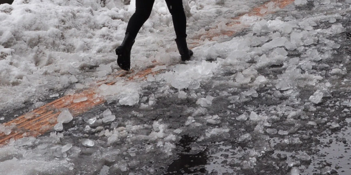 Kars'ta k&uuml;&ccedil;&uuml;k kızın başına buz sarkıtı d&uuml;şt&uuml;