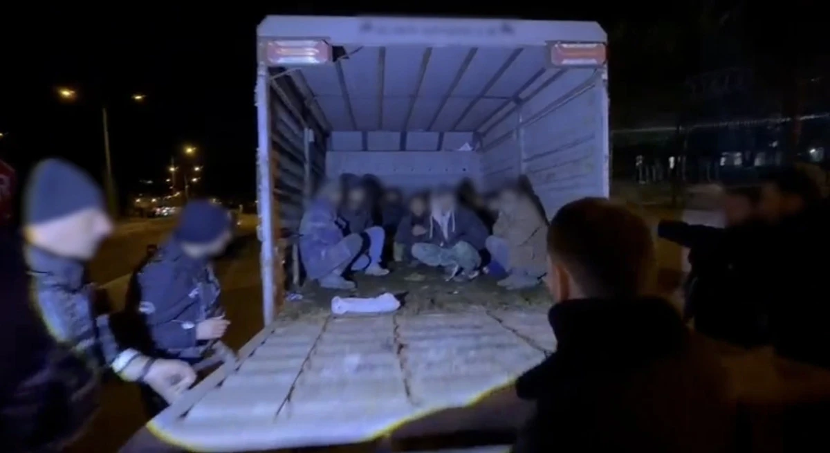 Kars'ta kurbanlık sevkiyatı s&uuml;s&uuml; verilen kamyonetten 12 ka&ccedil;ak g&ouml;&ccedil;men &ccedil;ıktı: 4 tutuklama