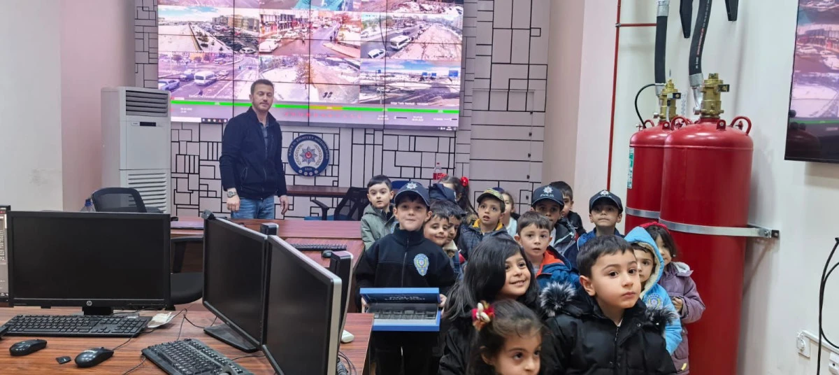 Kars&rsquo;ta miniklerden polislere ziyaret