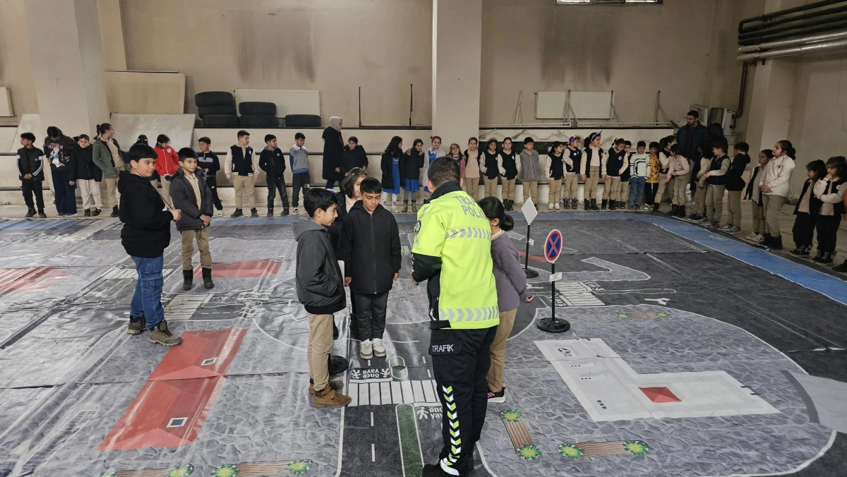 Kars'ta miniklere parkurlu trafik dersi