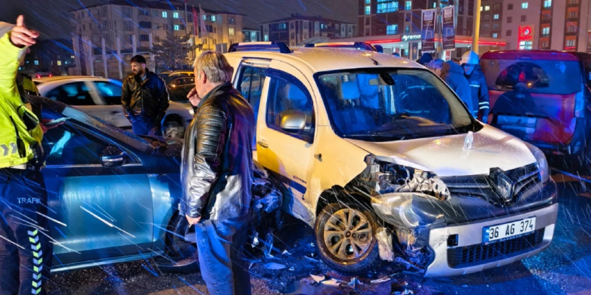 Kars'ta Nisan Karı Kazayı Beraberinde Getirdi