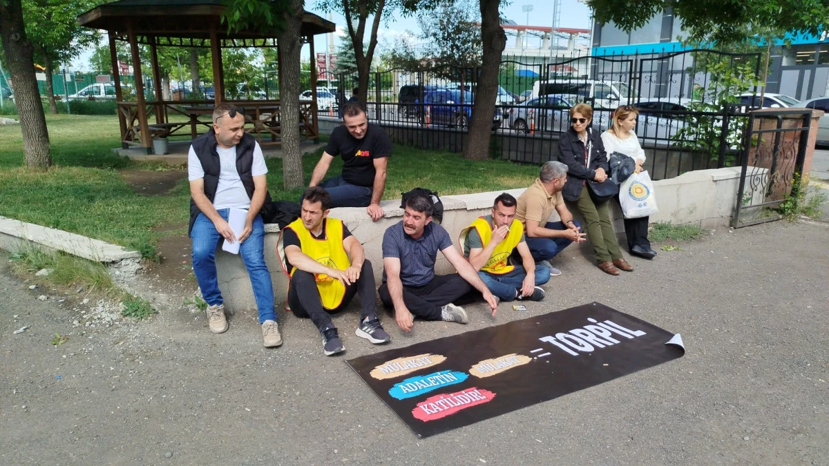 Kars'ta öğretmenlerden oturma eylemi!