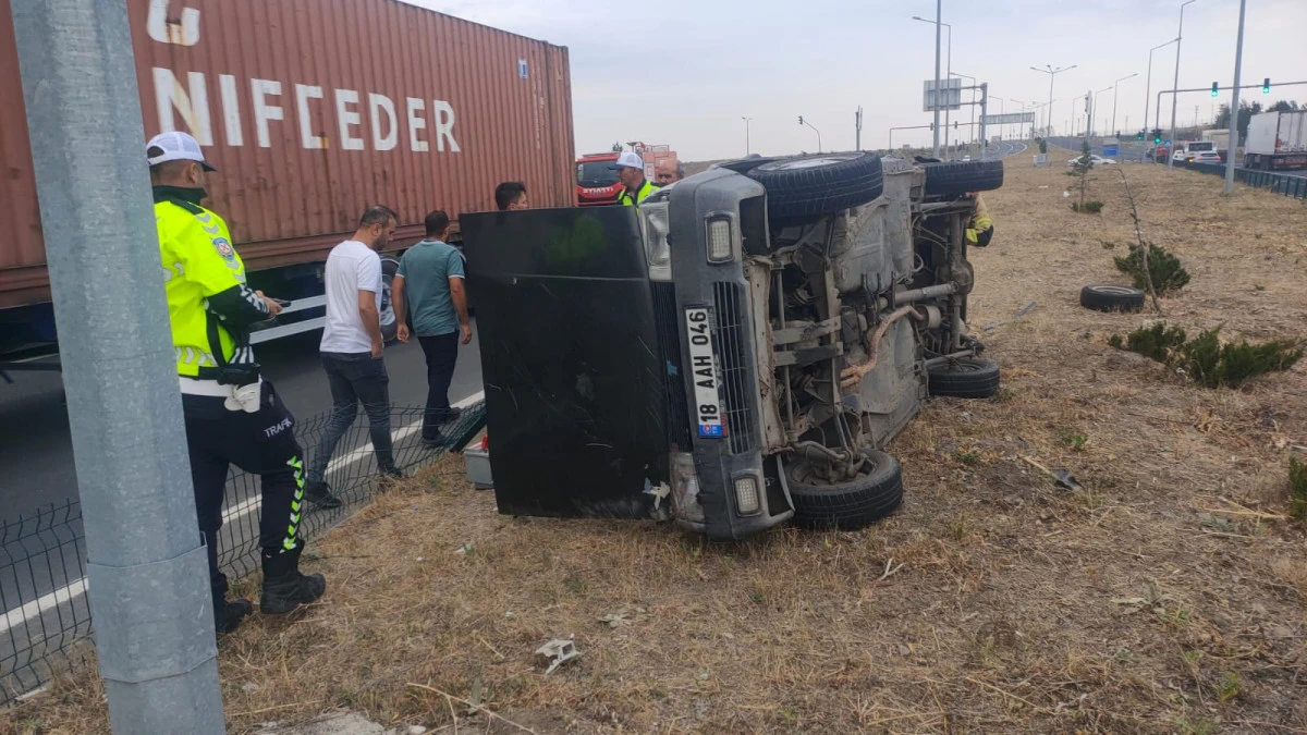 Kars'ta takla atan araçtan sürücü yaralı kurtarıldı