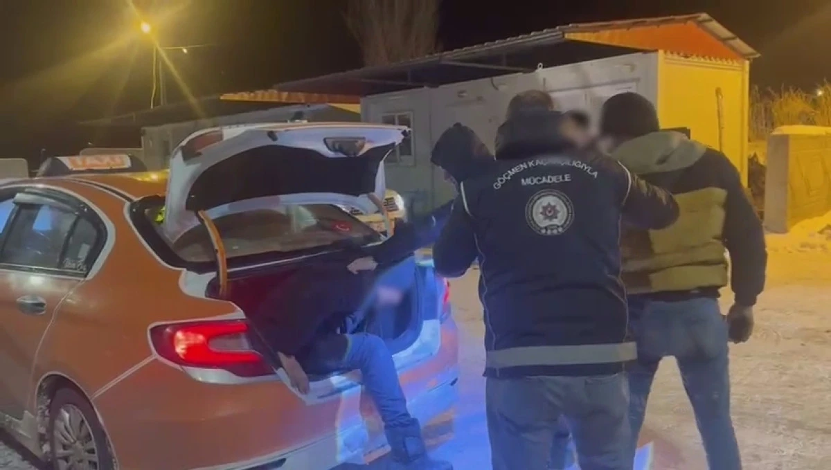 Kars'ta taksi bagajından d&uuml;zensiz g&ouml;&ccedil;men &ccedil;ıktı