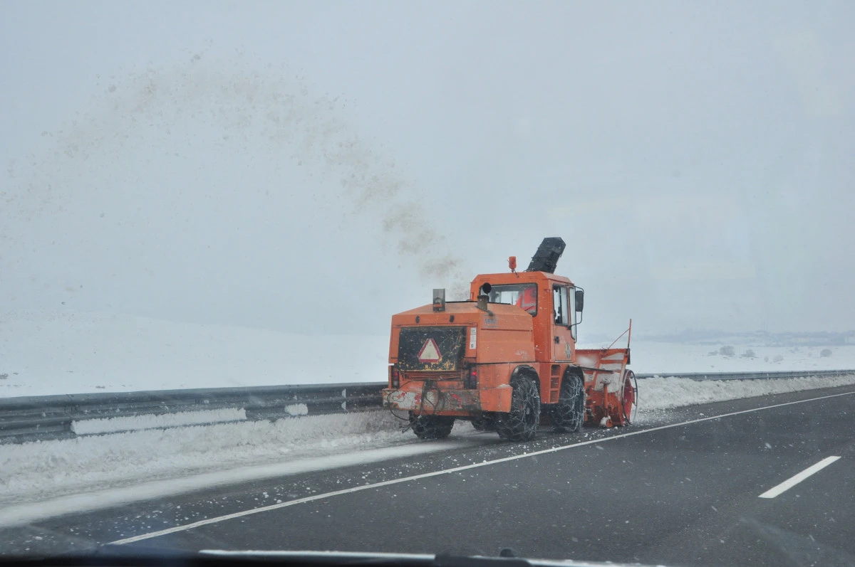 Kars'ta uluslararası yolda ekipler gece g&uuml;nd&uuml;z teyakkuzda!