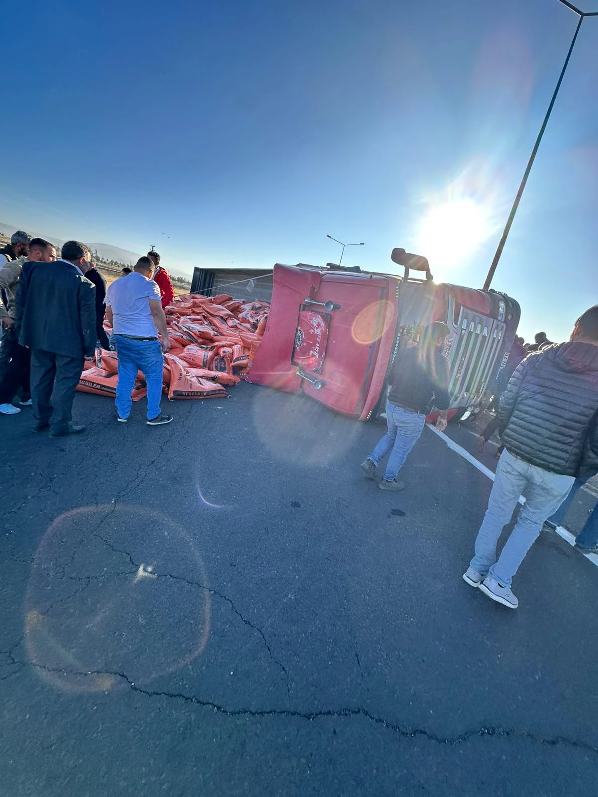 Kars’ta yem yüklü tır devrildi, sürücü yaralandı