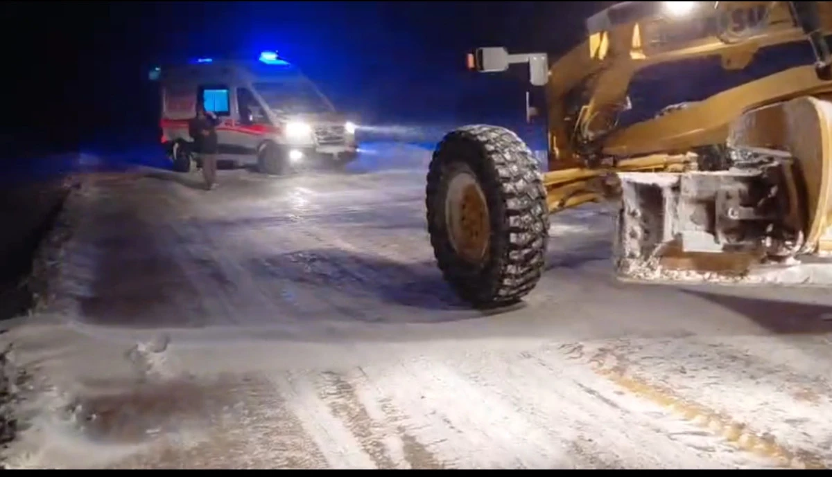 Kars&rsquo;ta yolu kapanan k&ouml;yde doğum sancısı &ccedil;eken kadın hastaneye ulaştırıldı