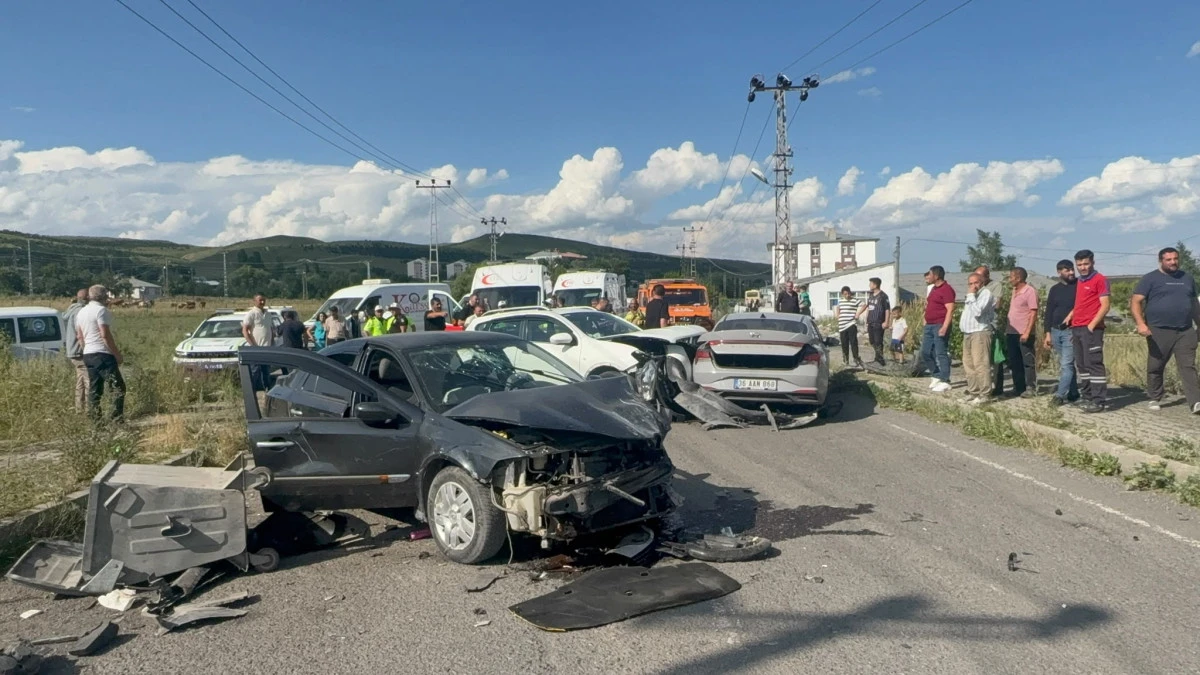 Kars&rsquo;ta Zincirleme Trafik Kazası: 8 yaralı