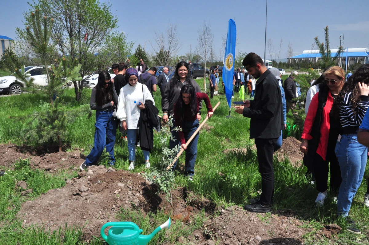 KAÜ'de meyve fidanları toprakla buluştu