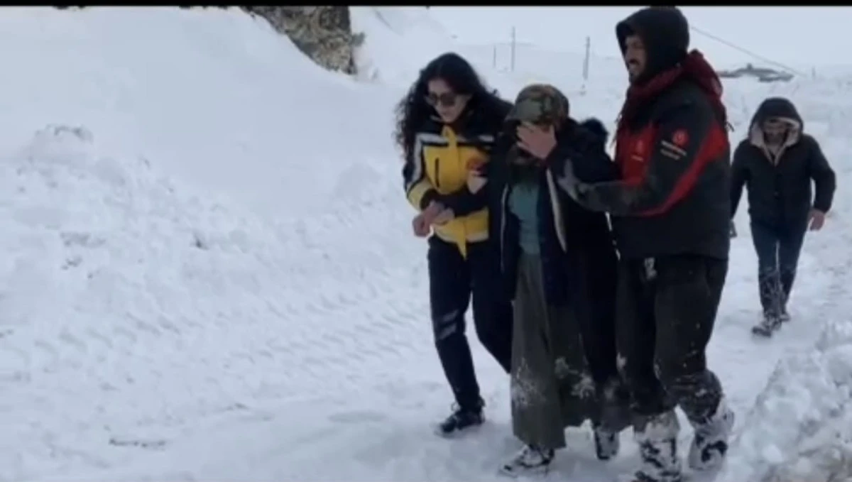 K&ouml;yde rahatsızlanan kadın 3 saat s&uuml;ren &ccedil;alışmaya hastaneye sevk edildi