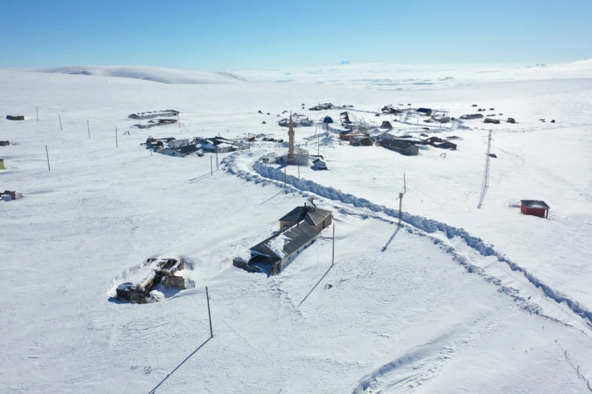 Nisan&rsquo;da Kış Geri D&ouml;nd&uuml;: Kars&rsquo;ta Kar S&uuml;rprizi Hayatı Olumsuz Etkiledi