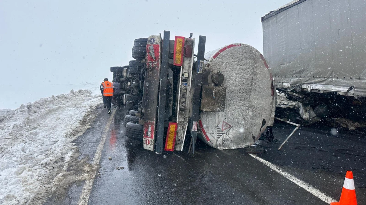 Zift y&uuml;kl&uuml; tanker ile kereste y&uuml;kl&uuml; tır &ccedil;arpıştı: 2 yaralı